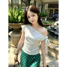 批发白色波点韩系设计感蝴蝶结绑带斜肩纯欲短袖<b class='q'>t</b><b class='q'>恤</b>