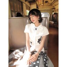批发小个子显瘦白<b class='q'>衬衣</b>木耳边娃娃领黑色音符<b class='q'>刺绣</b>肌理收腰短款上衣