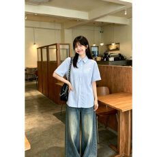 批发清爽蓝条纹短袖<b class='q'>衬衫</b>女夏季可爱刺绣拼接设计<b class='q'>宽松</b>慵懒通勤<b class='q'>衬衣</b>