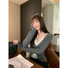 批发黑灰<b class='q'>条纹</b>假两件挂脖长袖t恤女秋季蕾丝修身<b class='q'>打底衫</b> 当季热卖 优雅