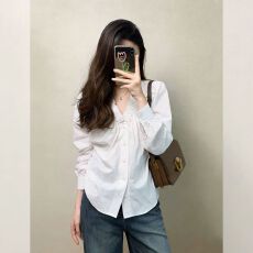 批发加厚砂洗斜纹 温柔氛围感褶皱 V 领木耳边泡泡袖通勤上衣女 优雅