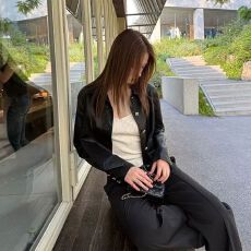 批发哑光PU皮 内里 时髦显瘦翻领镶钻纽扣短款黑色皮衣夹克女 上新款