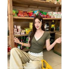 批发小众设计感假两件短袖T恤女交叉V领<b class='q'>蕾丝拼接</b>收腰显瘦纯欲辣妹上