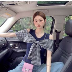 批发<b class='q'>甜美</b>风蝴蝶结露肩格纹短袖T恤女装2026夏季新款别致辣妹修身上衣
