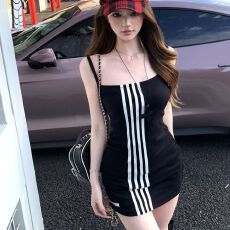 批发已出货 甜酷风黑色条纹吊带<b class='q'>裙</b>女夏设计感小众<b class='q'>修身</b>显瘦短款<b class='q'>裙</b>子
