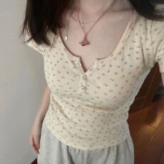 批发已出货 碎花短袖 T 恤女夏季新款 V 领纽扣<b class='q'>修身</b>显瘦短款针织上衣