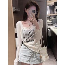 批发已出货 杏色斜肩露肩印花上衣女<b class='q'>秋</b>季宽松显瘦设计感长袖 T 恤