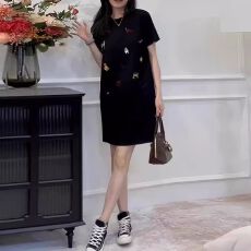 92棉+8氨纶女装高级感休闲刺绣黑色t恤裙2026夏新款显瘦连衣裙子