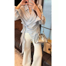 批发游鹿鹿 独特设计感系带收腰蓝色<b class='q'>衬衫</b>女2026春夏新款条纹长袖上衣
