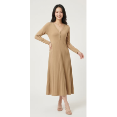 批发驼色 V 领百褶针织连衣裙 温柔显气质，秋<b class='q'>冬</b>百搭中长裙