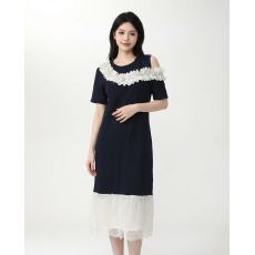 批发新款法式露肩立体花瓣钉珠针织<b class='q'>连衣裙</b>藏青撞色<b class='q'>蕾丝</b>拼接宽松中长裙