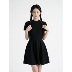 批发法式赫本风半高领针织连衣裙女夏季收腰<b class='q'>显瘦</b>泡泡袖 A 字小黑裙
