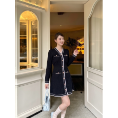 批发小香风V领针织<b class='q'>连衣裙</b>女长袖撞色织带收腰 A 字短裙气质名媛毛织裙