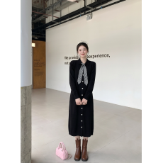 批发<b class='q'>气质</b>领结针织连衣裙女秋冬长袖单排扣中长款显瘦黑色打底毛衣裙