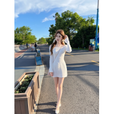批发花边圆领抽绳收腰针织<b class='q'>连衣裙</b>女长袖镂空拼接喇叭袖温柔风修身短裙