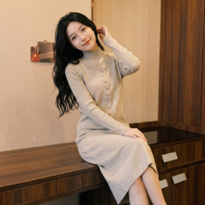 批发燕麦色半高领针织连衣裙 单排扣设计感<b class='q'>打底裙</b> 秋冬温柔风长裙