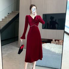 批发高级感金丝绒连衣裙抽褶V领<b class='q'>礼服</b>裙女安可拉红洋气收腰长袖v领
