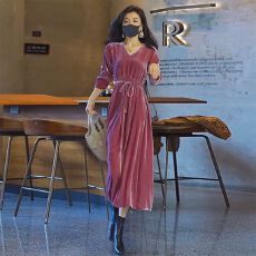 批发2026<b class='q'>秋</b>宽松新款金丝绒连衣裙长款修身气质长袖大码<b class='q'>秋</b>装女长裙子