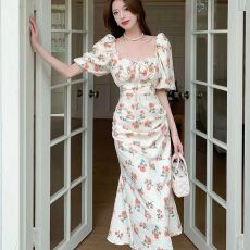 法式甜美温柔风氛围感方领碎花长裙子夏季甜辣别致绝美连衣裙显瘦