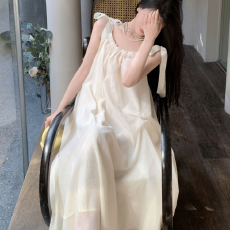 批发法式温柔风吊带<b class='q'>连衣</b>裙女夏季2026新款海边度假沙滩裙小众长裙