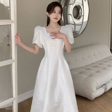 批发夏季新款法式高级感白色泡泡袖<b class='q'>连衣裙</b>显瘦气质仙<b class='q'>女</b>森系小白裙<b class='q'>女</b>装