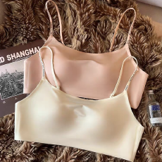 批发无痕丝滑缎面内衣女夏防走光大胸显小显瘦字母细肩带粉底液<b class='q'>文胸</b>罩