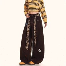 批发时尚潮流<b class='q'>男</b>士牛仔裤刺绣细节宽松设计个性休闲<b class='q'>裤子</b>