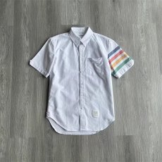 批发时尚<b class='q'>短袖</b><b class='q'>衬衫</b><b class='q'>男士</b>纯色带彩条口袋设计透气舒适休闲百搭款