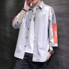 袖子带橙块字母设计宽松中袖衬衫