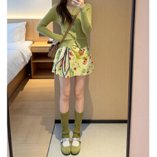 批发2026新款超火初<b class='q'>夏</b>独特漂亮绿色连衣裙子女多巴胺穿搭碎花短裙套装