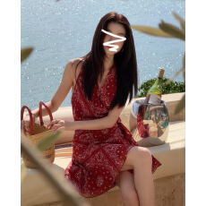 批发法式红色碎花挂脖吊带<b class='q'>连衣裙</b>子女夏季2026新款小个子显瘦气质短裙