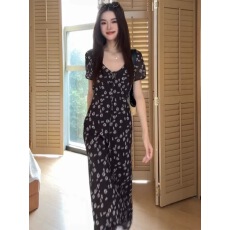 批发黑色碎花<b class='q'>连衣裙</b>子女夏季2026新款今年流行爆款巨好看绝美包臀长裙