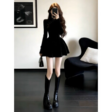 批发法式赫本风黑色<b class='q'>连衣裙</b>子女秋冬季2026新款高级感短裙套装新年战袍