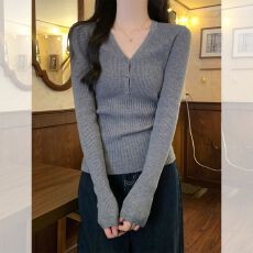 批发韩版设计感纽扣V领针织衫女内搭2026春季坑条打底衫毛衣<b class='q'>修身</b>显瘦