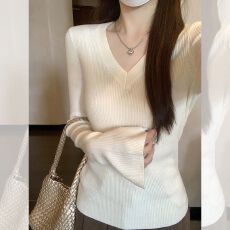 批发纯欲风低v领喇叭袖针织<b class='q'>打底衫</b><b class='q'>长袖</b>女秋冬季内搭修身软糯毛衣上衣
