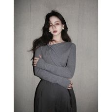 批发独特别致灰色慵懒打底<b class='q'>针织衫</b>女秋新款内搭设计感小众韩系绝美上衣