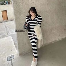 批发针织连衣裙女春秋冬新款条纹V领泡泡袖<b class='q'>修身</b>长款过膝打底毛衣裙子