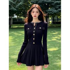 赫本风针织连衣裙女秋季2026新款法式收腰名媛高级感单排扣百褶裙