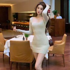 批发秋<b class='q'>冬</b>季气质针织白色方领连衣裙女复古修身收腰长袖绞花性感包臀裙