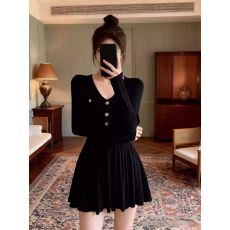 批发黑色针织连衣裙<b class='q'>冬</b>装女款2026年新款收腰显瘦气质长袖V领拼接短裙