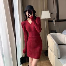 批发红色针织连衣裙女2026早<b class='q'>秋</b>新款法式超好看新年宴会V领战袍