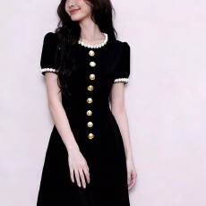 批发法式轻奢高级感名媛千金风气质黑色圆领钉珠收腰拼接百褶连衣裙女