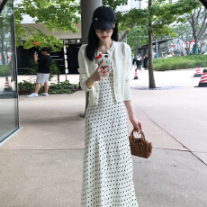 批发法式蕾丝拼接波点吊带连衣裙女2026新款冬季跨年甜美毛衣长裙套装