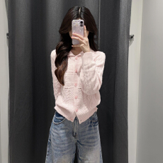 批发甜美粉色翻领毛衣外套女秋<b class='q'>冬</b>季2026新款独特漂亮镂空针织开衫上衣