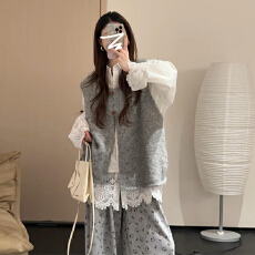 批发2026秋季新款氛围感穿搭宽松灰色<b class='q'>马甲</b>白色蕾丝衬衫搭阔腿裤三件套