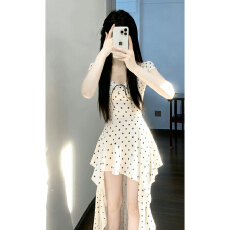 批发海边度假白色波点泡泡袖连衣裙子女<b class='q'>夏季</b>2026新款巨好看不规则长裙