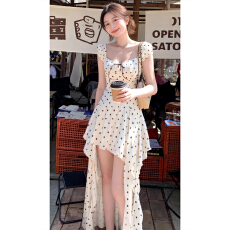 批发海边度假白色波点泡泡袖连衣裙子女<b class='q'>夏季</b>2026新款巨好看不规则长裙