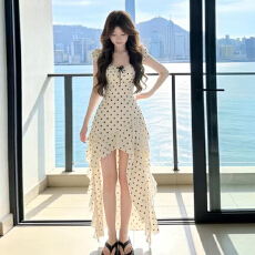 批发海边度假白色波点泡泡袖连衣裙子女<b class='q'>夏季</b>2026新款巨好看不规则长裙