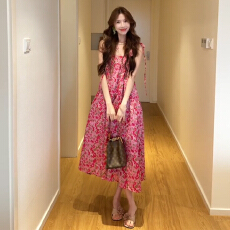 批发法式气质玫红色碎花吊带<b class='q'>连衣裙</b>女夏季2026新款海边度假高级感长裙