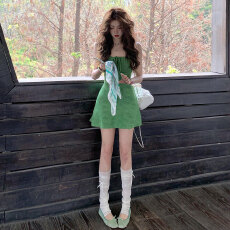 批发法式复古肌理感绿色吊带短裙子女夏季新款显瘦抹胸海边度假连衣裙